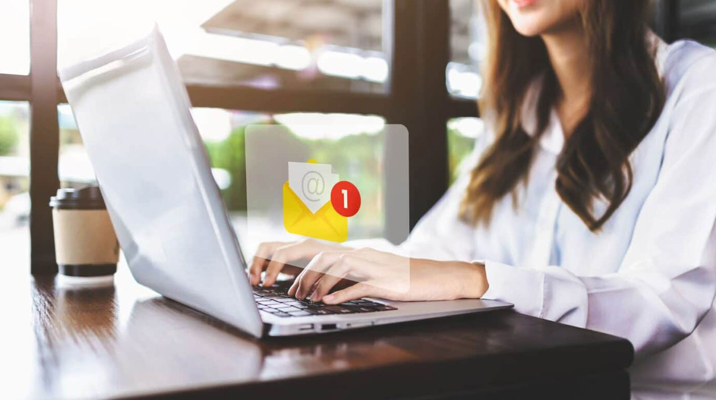 Salle serveur d'un prestataire qualifié avec écrans de monitoring et technicien en intervention, illustrant l'infrastructure technique de certification eIDAS